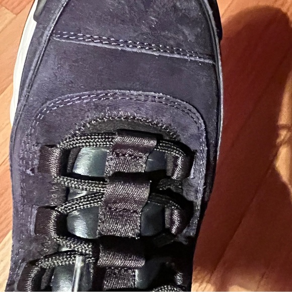 Chanel
Chanel Blue Suede CC Low Top Sneakers 39,5 - Picture 4 of 11